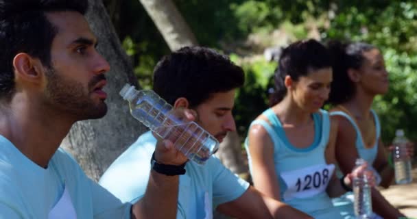 Atletas Maratona Tendo Água Parque — Vídeo de Stock