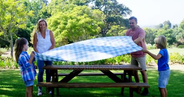 Aile Piknik Masa Park Üzerinde Masa Örtüsü Yayilim — Stok video