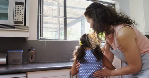 Grand-mère laver la vaisselle — Video