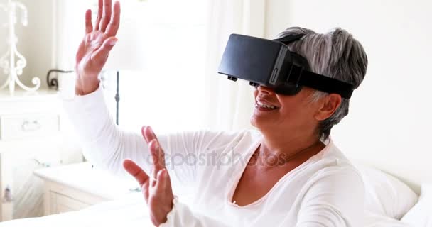 Woman using virtual reality headset — Stock Video