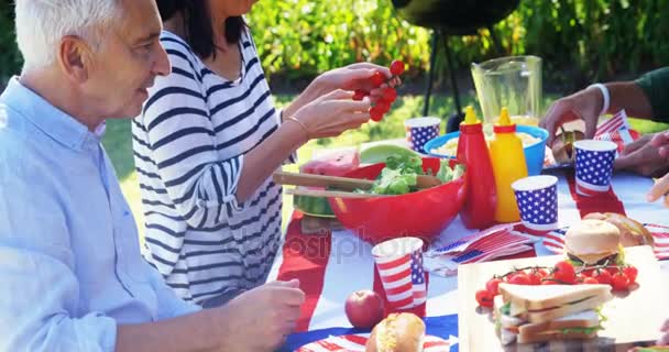 Familie beim Essen — Stockvideo