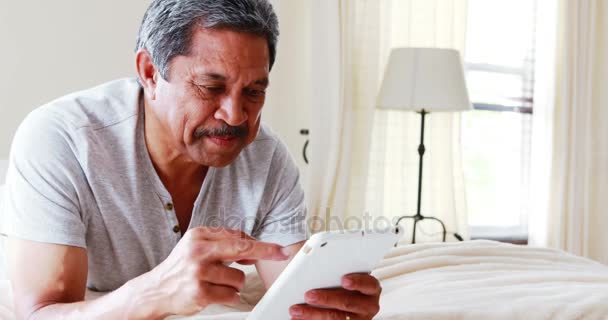 Muž používající digitální tablet — Stock video