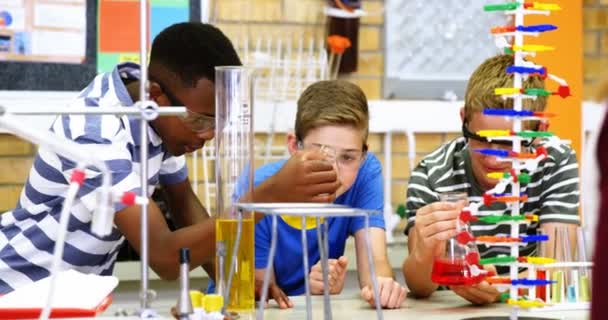 Estudiantes experimentando modelo de molécula — Vídeos de Stock