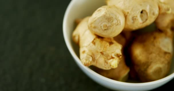 Σκόρδο και φέτα λεμονιού σε μπολ — Αρχείο Βίντεο