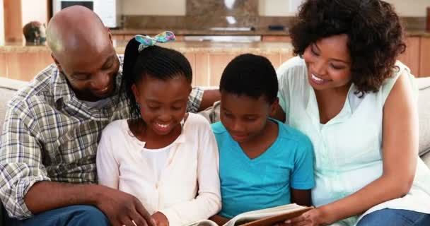 Familia leyendo un libro — Vídeos de Stock