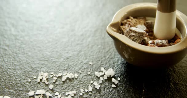 Mortar and pestle with black salt — Stock Video