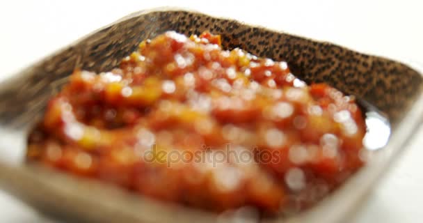 Enfría la salsa de pimienta en un tazón — Vídeos de Stock