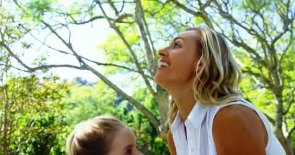 Anne Kızı Eğleniyor Parkta Güneşli Bir Günde — Stok video