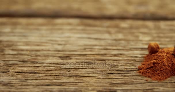 Polvo de especias en cuchara de madera — Vídeo de stock