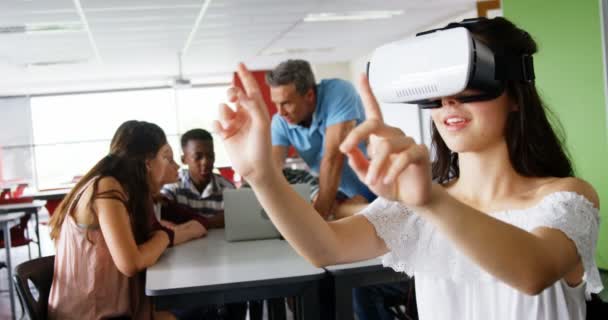 Μαθητρια, χρησιμοποιώντας το σετ κεφαλής εικονικής πραγματικότητας — Αρχείο Βίντεο