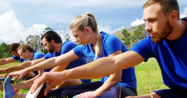 Pessoas se exercitando no acampamento de inicialização — Vídeo de Stock