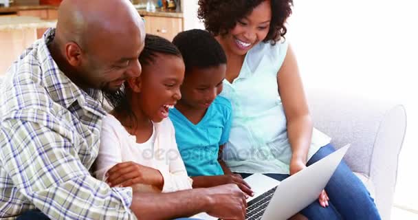 Familia usando laptop — Vídeo de stock