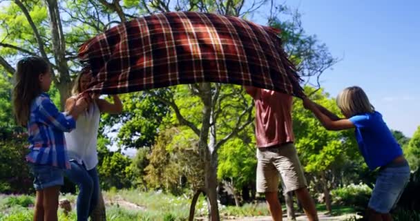 Familie Breitet Picknickdecke Park Aus — Stockvideo