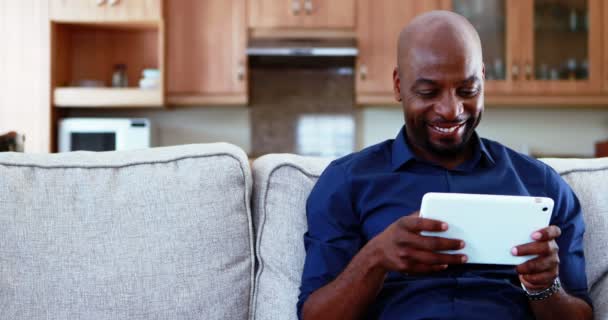 Hombre usando tableta digital — Vídeo de stock