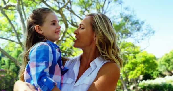 Sonrientes Madre Hija Abrazándose Parque — Vídeo de stock