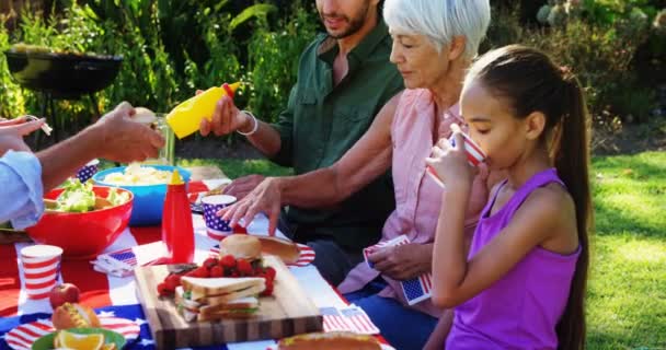 Famiglia che mangia — Video Stock