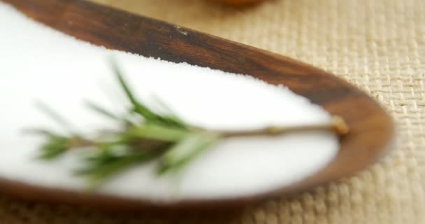 Salz und Rosmarinkraut in Schüssel — Stockvideo