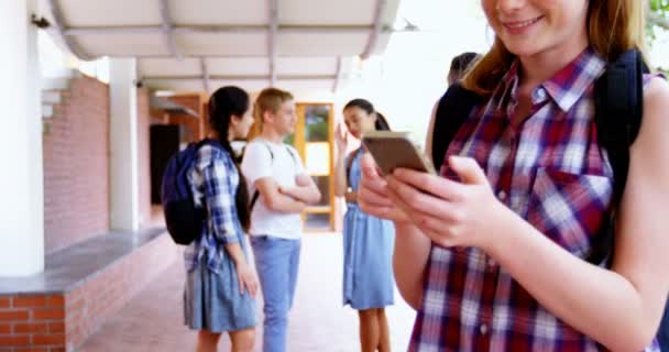 Colegiala usando teléfono móvil — Vídeos de Stock