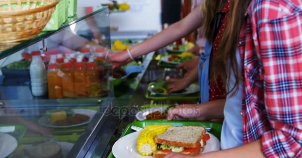 Щасливі Школярки Стоять Лічильником Їжі Їдальні — стокове відео