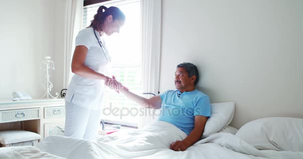 Médico examinando la mano de un hombre — Vídeo de stock