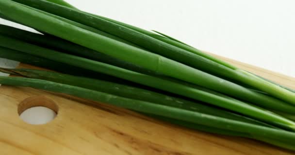 Chopped scallions with knife — Stock Video