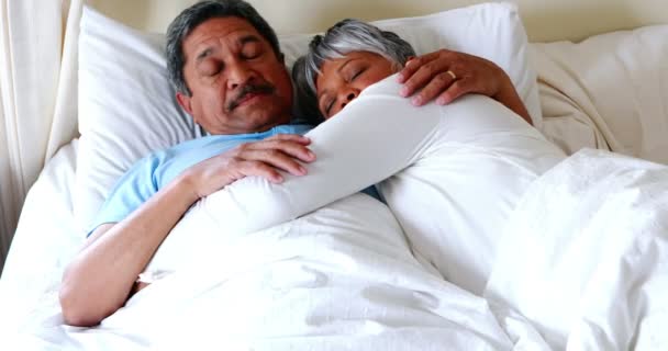 Couple dormant dans la chambre — Video