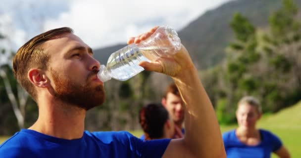 Hombre agua potable — Vídeo de stock