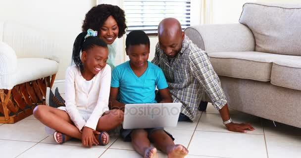Família usando laptop — Vídeo de Stock