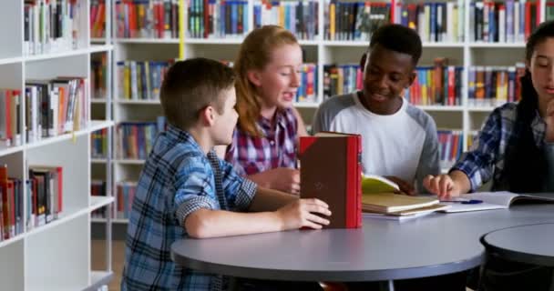 Schoolkinderen studeren in de bibliotheek — Stockvideo