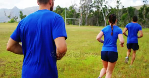 Gente corriendo en el campo de entrenamiento — Vídeo de stock