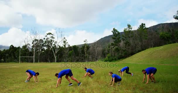 Personnes effectuant un exercice d'étirement — Video