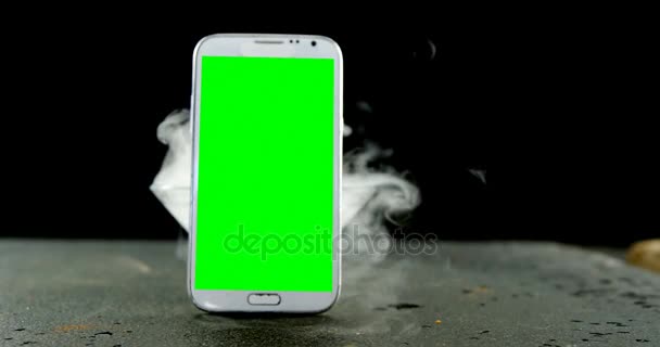 Téléphone portable appuyé sur un bol de glace — Video