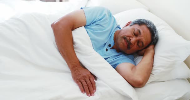 Homme dormant paisiblement sur le lit — Video