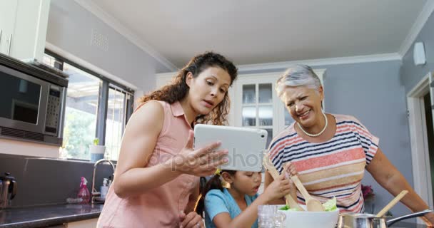 Oma hilft dem Mädchen, den Salat zu mischen — Stockvideo