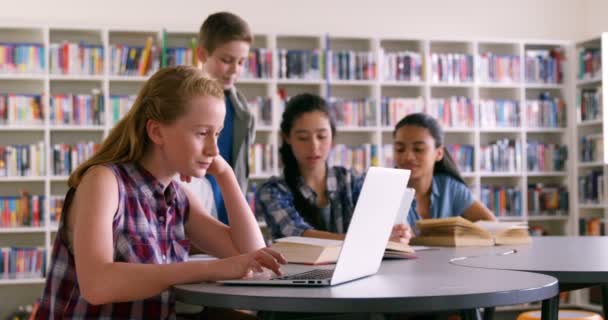 Schoolkinderen studeren in de bibliotheek — Stockvideo