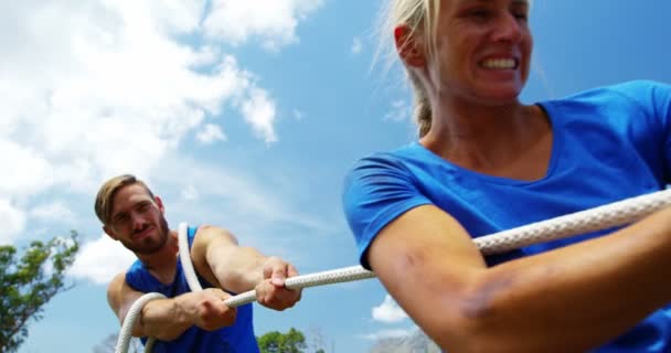 Fit pessoas jogando rebocador de guerra — Vídeo de Stock