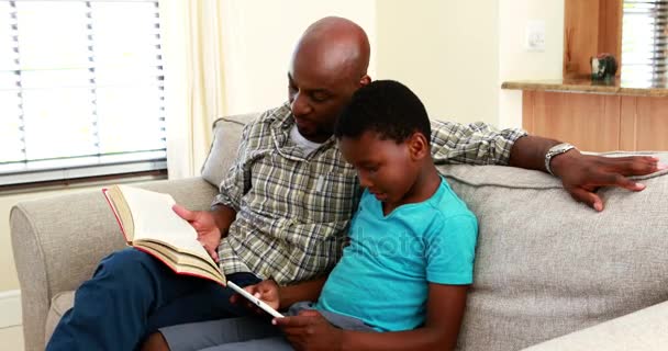 Padre e hijo usando tableta digital — Vídeo de stock