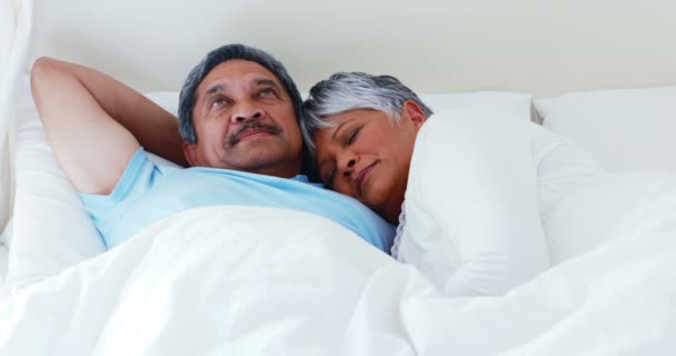 Para relaksująca się w sypialni — Wideo stockowe