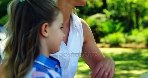 Madre Bambini Divertono Nel Parco Una Giornata Sole — Video Stock