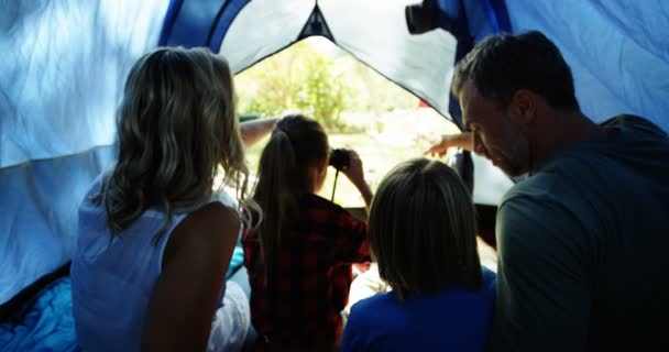 テントに座っている双眼鏡で見て家族の後姿 — ストック動画