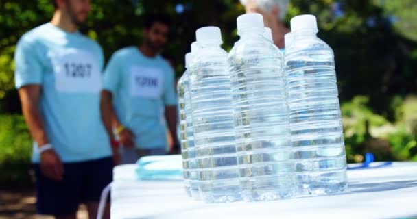 在阳光明媚的一天4K 公园的餐桌上的水瓶 — 图库视频影像