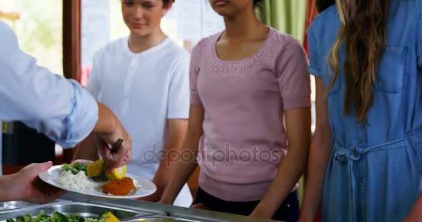 Trabajador Sirviendo Comida Los Escolares Cantina — Vídeos de Stock