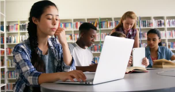 Estudantes estudando na biblioteca — Vídeo de Stock