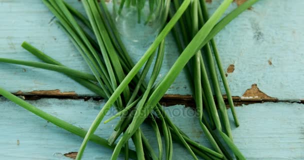 Cebollino de ajo en la mesa — Vídeos de Stock