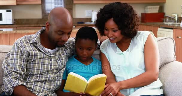 Familia leyendo un libro — Vídeos de Stock