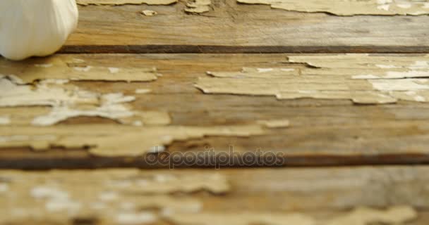Knoblauch auf Holzplanke — Stockvideo