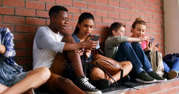 Przyjaciele szkoły przy użyciu telefonu komórkowego — Wideo stockowe