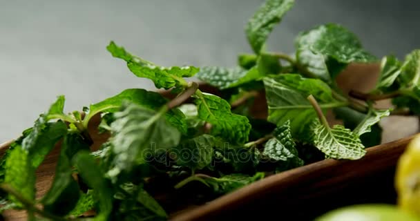 Mint blad en zoete limoenen — Stockvideo