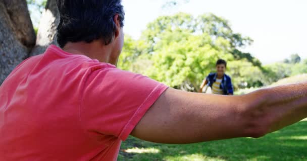 Padre e hijo abrazándose — Vídeos de Stock