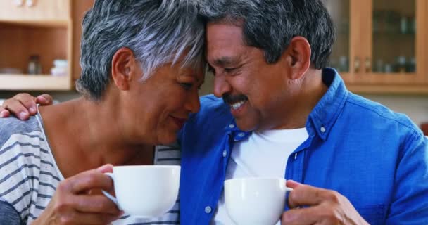 Пара пьет кофе — стоковое видео